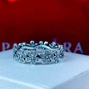 Authentic pandora daisy ring size 7 💌💍📩💌💍📩💌💍📩💌💍📩💌💍📩💌📩💌📩💍📩💍